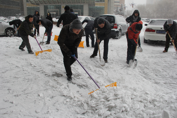 嵩陽煤機掃雪